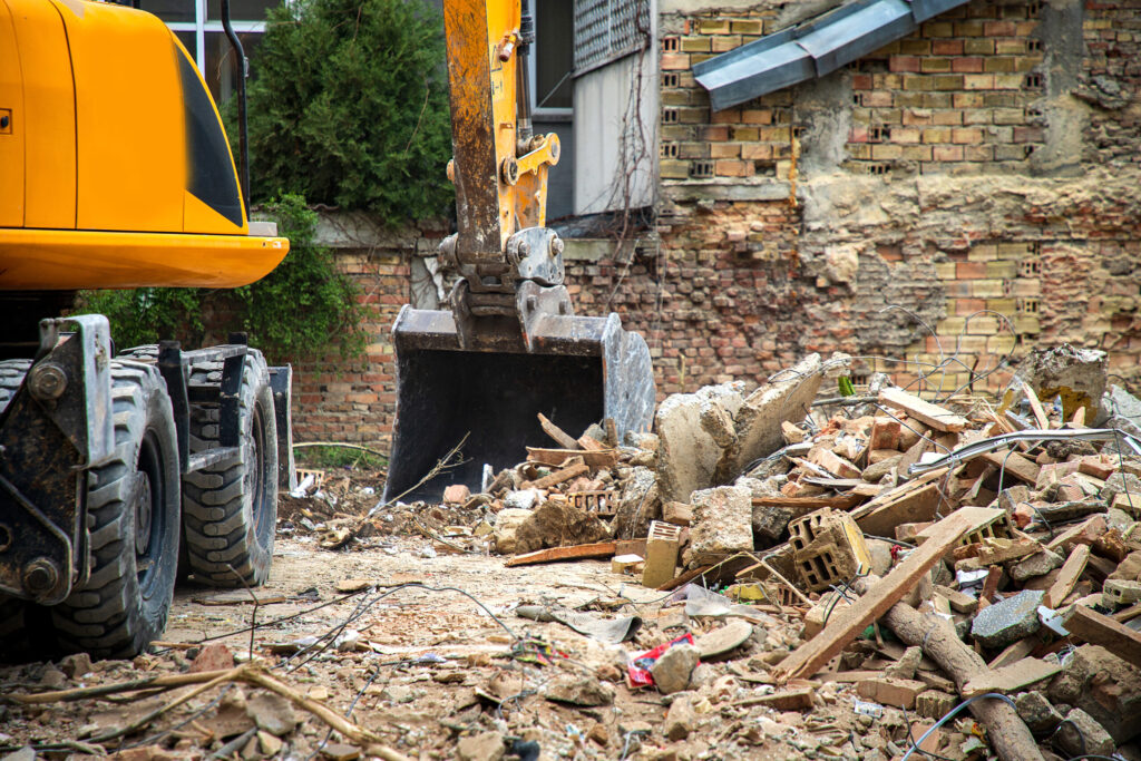 excavator breaks old house. freeing up space for the constructio